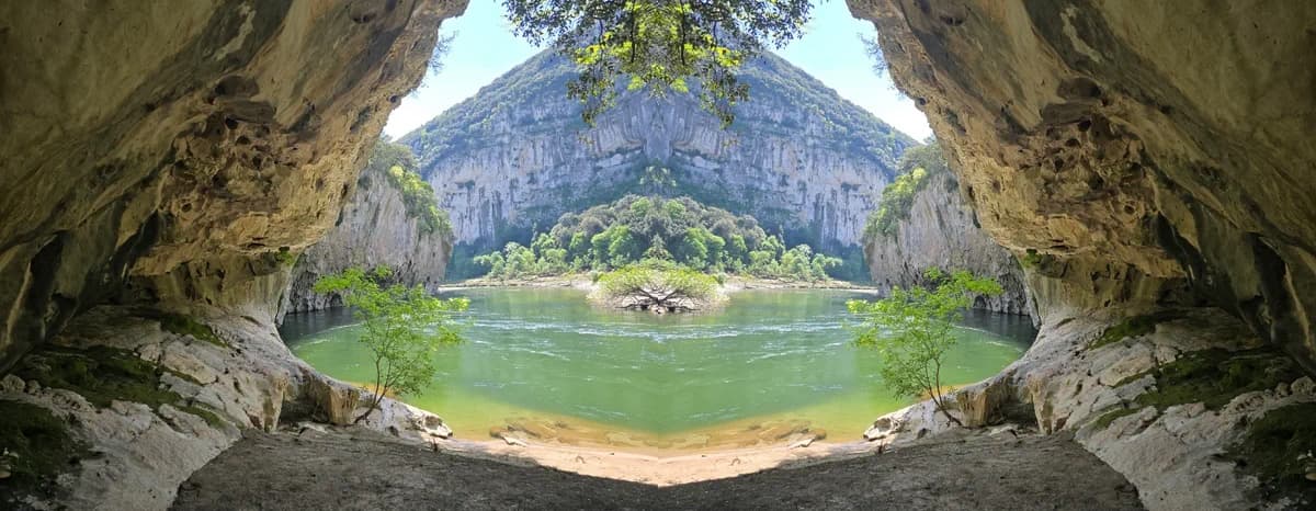 Vue depuis une grotte sur les gorges de l'Ardèche et la rivière